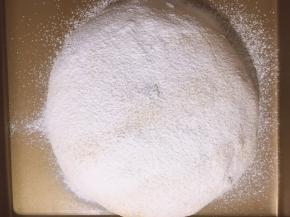 将发酵好的面团上过筛少许面粉