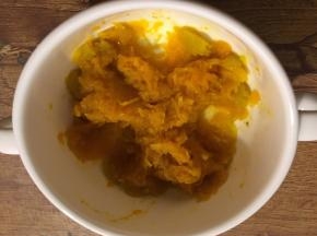 将蒸好的南瓜捣碎，成南瓜泥，去皮后的南瓜泥差不多60g左右