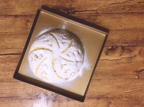 用刀快速割出想要的花纹，下刀要快