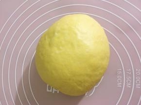 将发酵好的面团按压排气在揉圆松弛10分钟