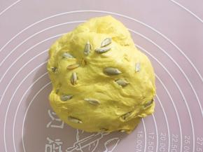 将瓜子剥壳留瓜子仁，均匀揉进面团中