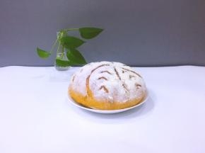 烤好的面团出炉用架子自然晾凉