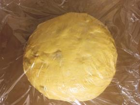 将面团放烤盘里盖上保鲜膜发酵1.5倍大小，发酵箱温度38度，旁边用个碗放点开水增加湿度