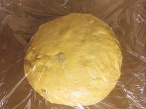 将面团放烤盘里盖上保鲜膜发酵1.5倍大小，发酵箱温度38度，旁边用个碗放点开水增加湿度