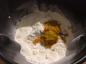 将除黄油，盐以外的材料全部放入面包机中，面粉过筛