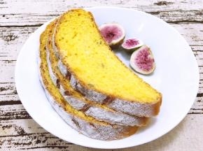 将面包切片，南瓜软欧包早餐就好了