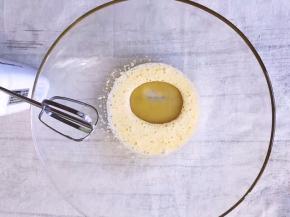 当体积略微膨胀，颜色变白加入一半色拉油