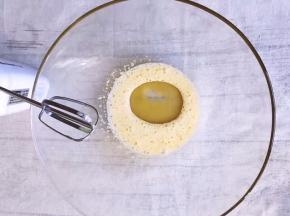 当体积略微膨胀，颜色变白加入一半色拉油