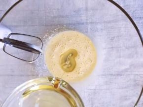 搅打均匀后加入剩下的色拉油打发至奶油般顺滑状态即可