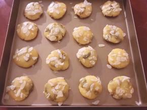 准备好烤盘，将每一个均匀沾上杏仁片放入烤盘中