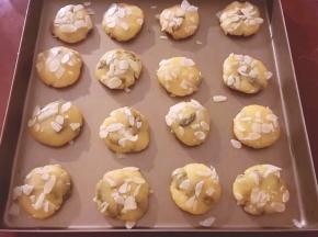 准备好烤盘，将每一个均匀沾上杏仁片放入烤盘中