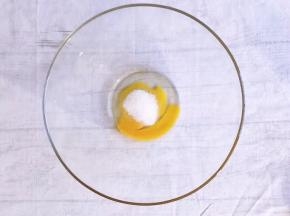 将鸡蛋打散白糖倒入盆中