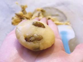 取20g用手搓圆后按扁