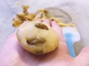 取20g用手搓圆后按扁