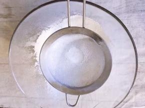 将泡打粉过筛加入，泡打粉选择无铝泡打粉