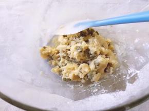 用刮刀轻轻搅拌均匀