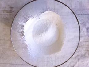 将低筋面粉过筛加入盆中
