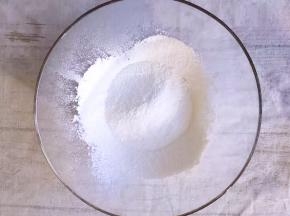 将低筋面粉过筛加入盆中