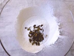 将葡萄干加入到盆中