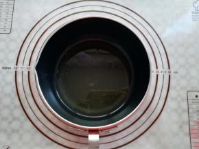 在小锅里倒入60克的食用油