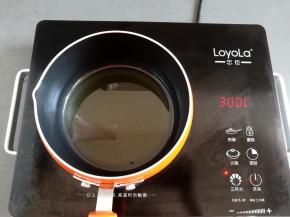 中火加热食用油，不用沸腾，关火放凉