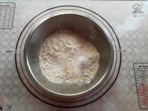 低筋面粉和泡打粉混合均匀