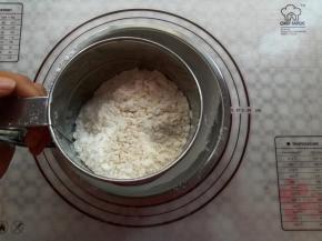 把面粉过筛一下