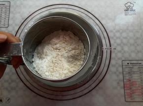 把面粉过筛一下