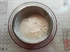 在面粉里加入白砂糖