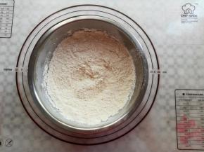 把面粉和白砂糖混合均匀