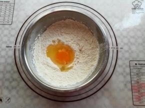 面粉里加入鸡蛋