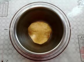 把面团揉到没有干粉的状态
