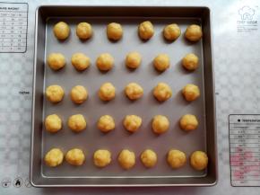 把面团分成硬币大小的小球