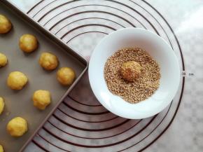 把面团沾湿裹上白芝麻