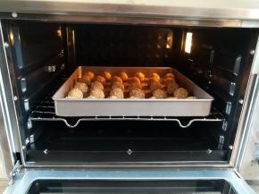 烤盘放入预热好的烤箱中层