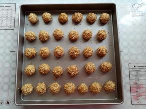 所有的面团沾上芝麻以后放到学厨的烤盘里