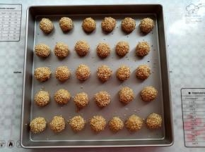 所有的面团沾上芝麻以后放到学厨的烤盘里