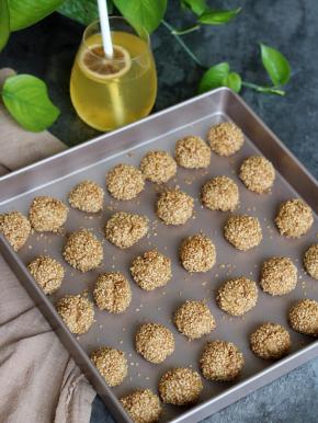 芝麻小酥饼烤熟后取出放凉