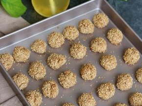 芝麻小酥饼烤熟后取出放凉