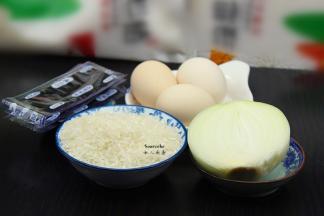 准备食材：大米、鸡蛋、洋葱、海苔、番茄酱等食材；