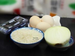 准备食材：大米、鸡蛋、洋葱、海苔、番茄酱等食材；