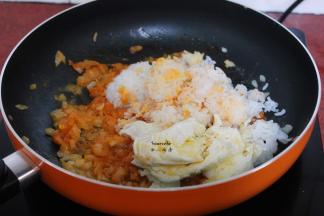 加入蒸好的米饭、煎至八成熟的鸡蛋，放盐、酱油翻炒片刻即可；