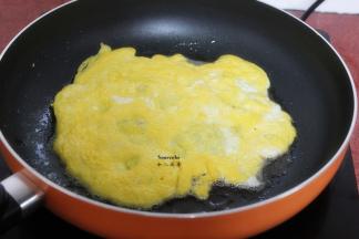 另外炒一个鸡蛋，八成熟起锅；