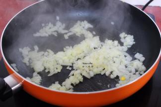 倒入切好的洋葱末、番茄酱、盐，煸炒至香味出来；