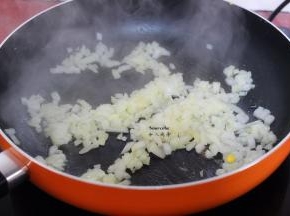 倒入切好的洋葱末、番茄酱、盐，煸炒至香味出来；