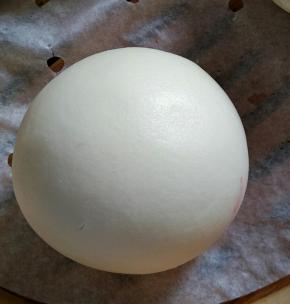 拌制鲜肉馅.将夹心肉糜放入盛器内,加入盐,胡椒粉，糖和味精按一个方向搅拌,然后,逐渐掺入葱姜汁和水搅拌,待肉糜拌上劲，放入冰箱冷藏会，最好做到今天包包子，今天在拌陷心。