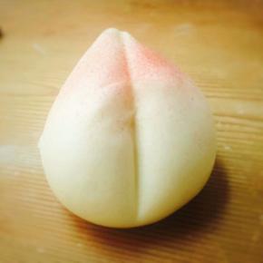 擀皮，包捏成型，将面团弄成30-40克左右的面胚，擀成包子皮，包入鲜肉馅，打褶子成包子，具体怎么包可以看我视频。