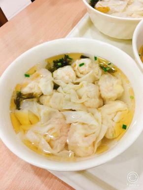 包子包好放在蒸笼里，醒发一段时间，这个是根据温度来的，天热可能只要15分钟，天冷可能要1个小时，这个说不准，醒发好的包子，水开了上锅，蒸10分钟就好。