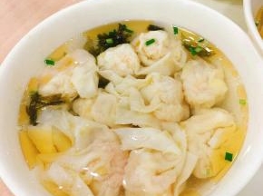 包子包好放在蒸笼里，醒发一段时间，这个是根据温度来的，天热可能只要15分钟，天冷可能要1个小时，这个说不准，醒发好的包子，水开了上锅，蒸10分钟就好。