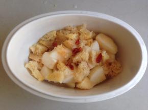 将银耳、雪梨和枸杞都放进炖盅里